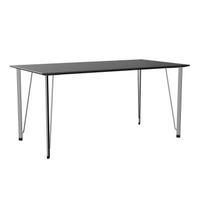 Schwarzer FH3605™ Writing Desk Schreibtisch von Fritz Hansen mit verchromten Beinen, freigestellt auf weißem Hintergrund.